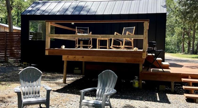 ワールド・ラン (AR) Majestic Nordic Tiny House with Private Deck, Grill and Fire Pit in Arkansas 3つ星 宿泊施設 レストラン