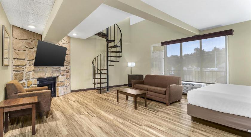 Image of Townhouse - 1 King 1 Queen Bed, Nonsmoking, Walk-in Shower 0
