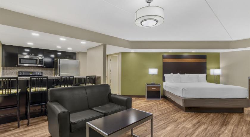 Image of Two Room Suite - 1 King 2 Queen Beds, Nonsmoking, Kitchen, Two Bathrooms, Bathtub, Walk-in Shower 3