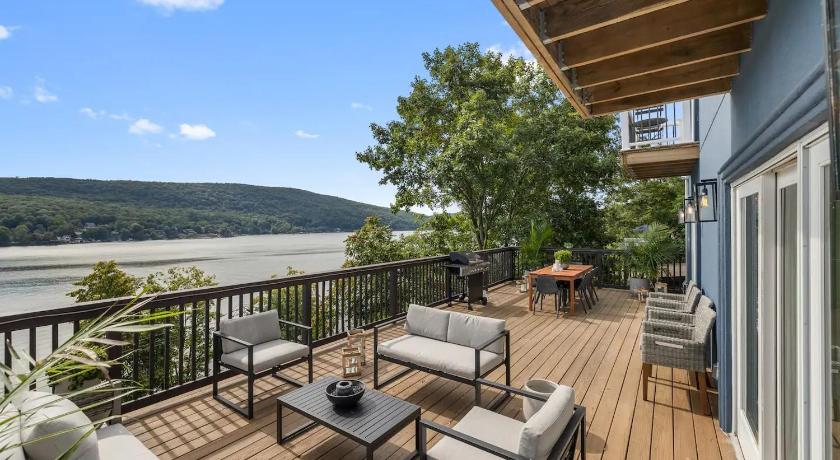 グリーンウッド・レイク Lakeview Villa with Private Hot Tub, Firepit & Breathtaking Cliff Views 5つ星 宿泊施設 レストラン