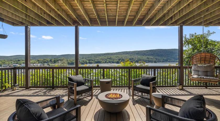 グリーンウッド・レイク Lakeview Villa with Private Hot Tub, Firepit & Breathtaking Cliff Views 5つ星 宿泊施設 ロビー