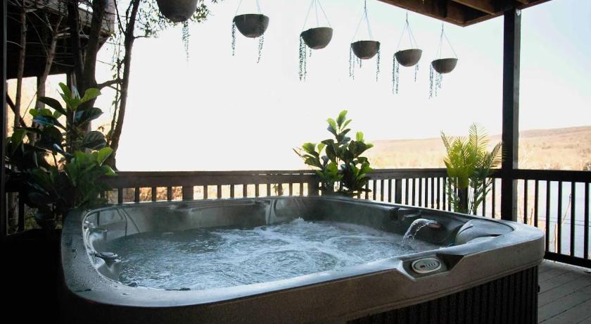 グリーンウッド・レイク Lakeview Villa with Private Hot Tub, Firepit & Breathtaking Cliff Views 5つ星 宿泊施設 プール