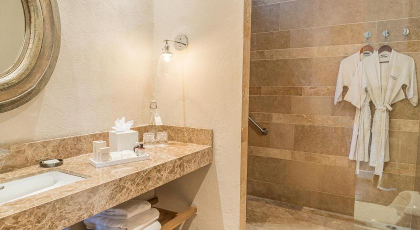 Image of Deluxe Double Room - Makani Beach Club access 2