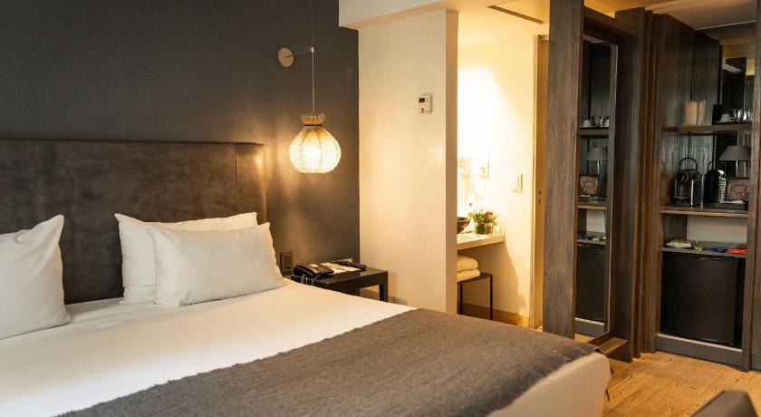 Image of Twin Room with Street View - Non-Smoking 2