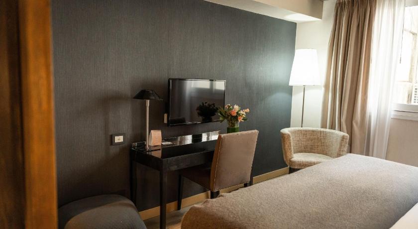 Image of Twin Room with Street View - Non-Smoking 5