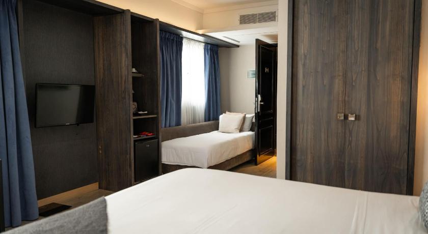 Image of Triple Room - Non-Smoking 3