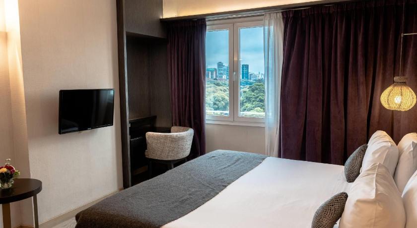 Image of King Room with Street View - Non-Smoking 4