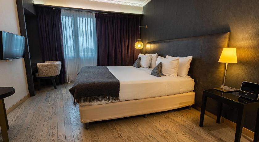 Image of King Room with Street View - Non-Smoking 3