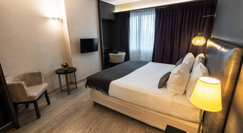 Image of King Room with Street View - Non-Smoking 0