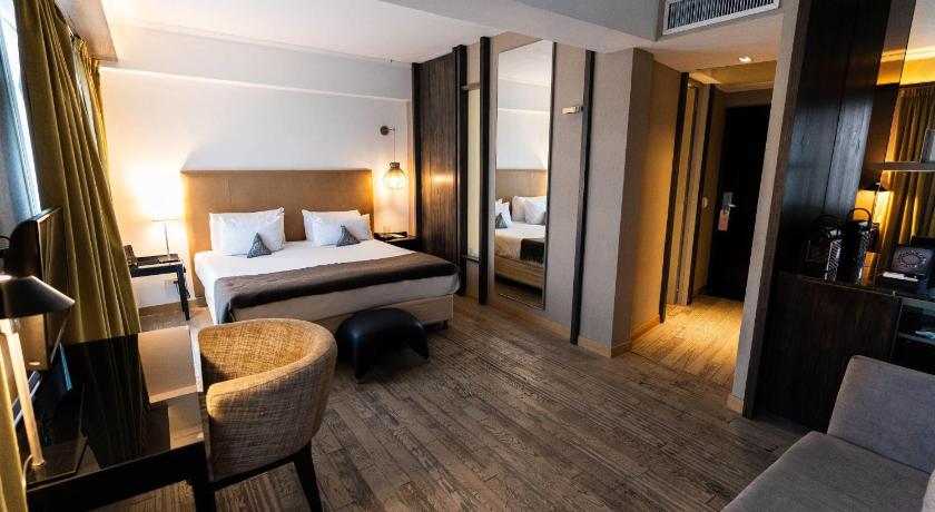 Image of Suite with King Bed and Street View - Non Smoking 3