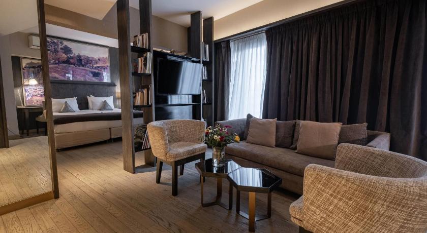 Image of Deluxe King Room - Non-Smoking 3