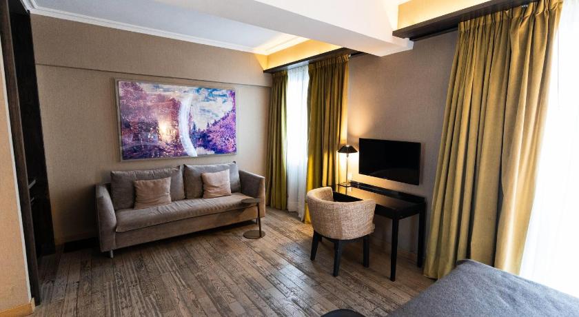Image of Suite with King Bed and Street View - Non Smoking 4