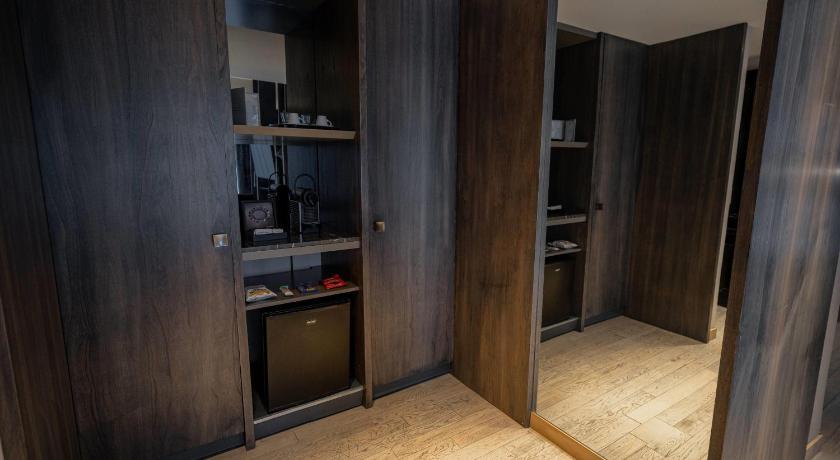 Image of Deluxe King Room - Non-Smoking 11