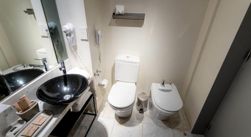 Image of King Room with Street View - Non-Smoking 15