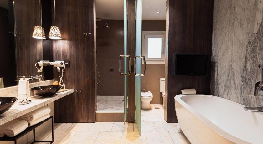 Image of Deluxe King Room - Non-Smoking 6