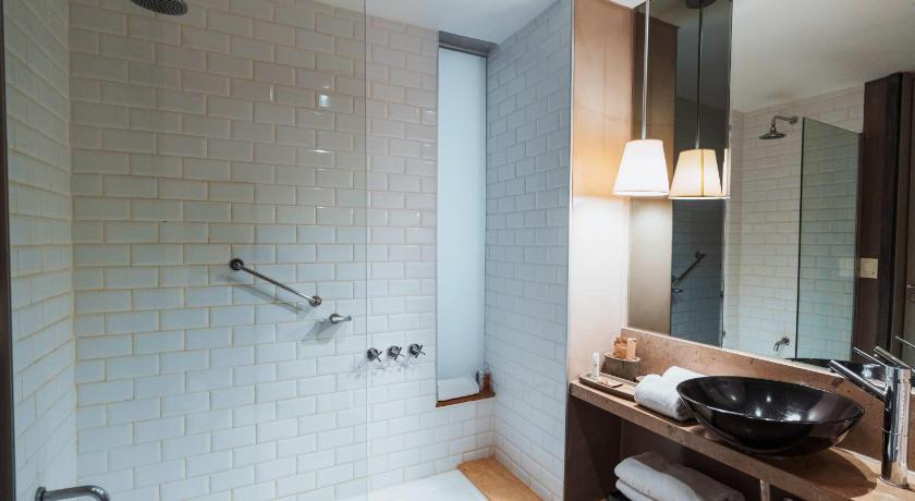 Image of Suite with King Bed and Street View - Non Smoking 2