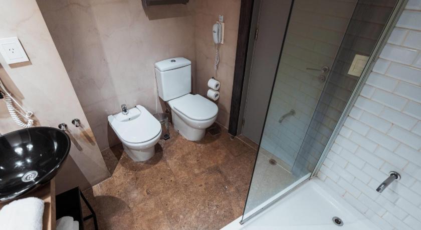 Image of Suite with King Bed and Street View - Non Smoking 11
