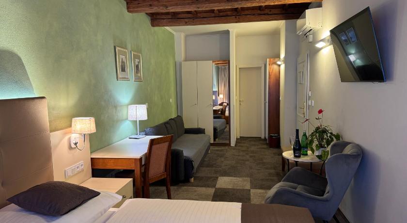 Image of Deluxe Junior Suite 9
