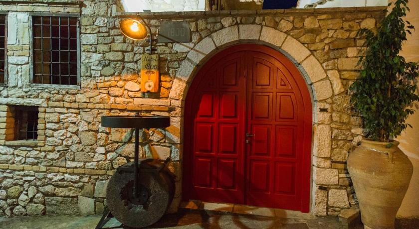 small luxury hotel 1800 photo
