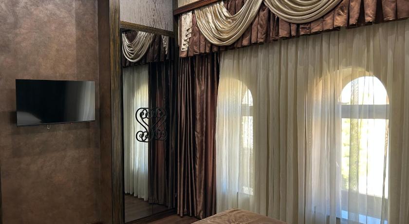 Image of Family Room with Parking 6