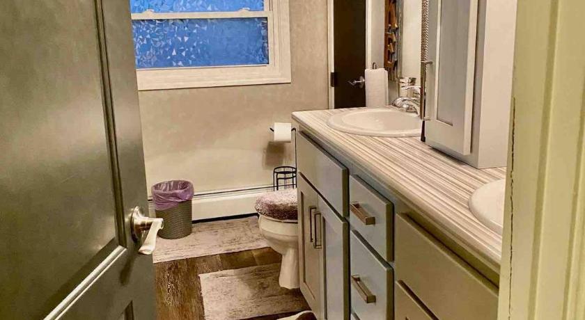 New Haven (IN) [4-BR/Sleeps 12] Family & Friends Home in Indiana 4-Star Accommodation room