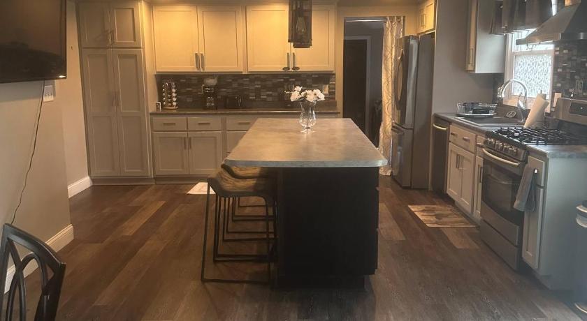 New Haven (IN) [4-BR/Sleeps 12] Family & Friends Home in Indiana 4-Star Accommodation restaurant