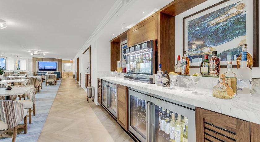 Image of Classic King Room with Skyline View and Club Lounge Access 3