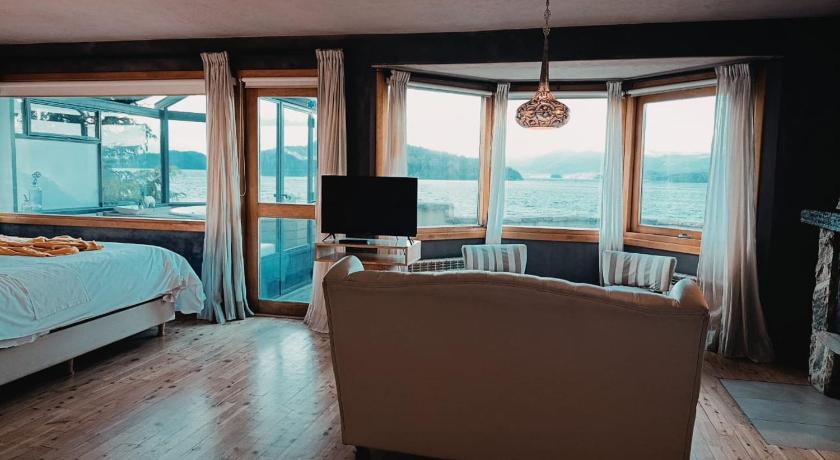 Image of Deluxe Suite with Spa Bath 0