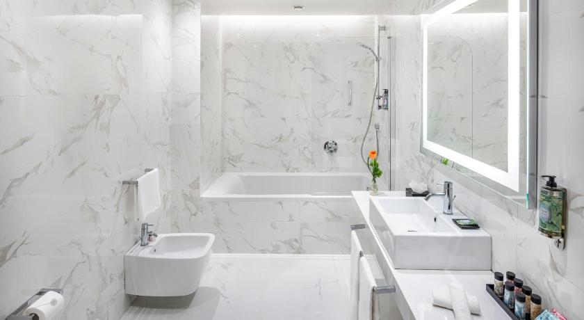 صورة جناح جونيور مزدوج أو توأم (Junior Suite Double or Twin) 10