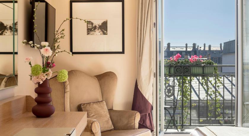 Image of Deluxe Room with Balcony 3