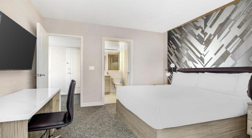 Image of corner 2 bedroom 2 king suite with sofabed 4