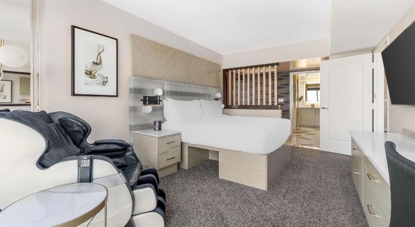 Image of 1 BEDROOM 1 KING GRAND SUITE WITH SOFABED 4