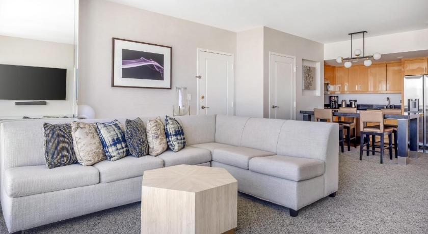 Image of 1 Bedroom King Suite with Sofabed 5