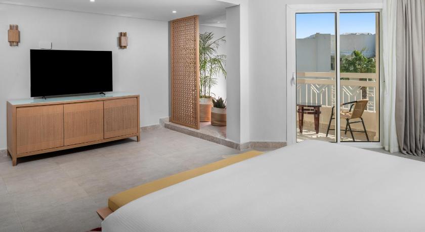 Image of Beachside King Premium Room Pool View 6