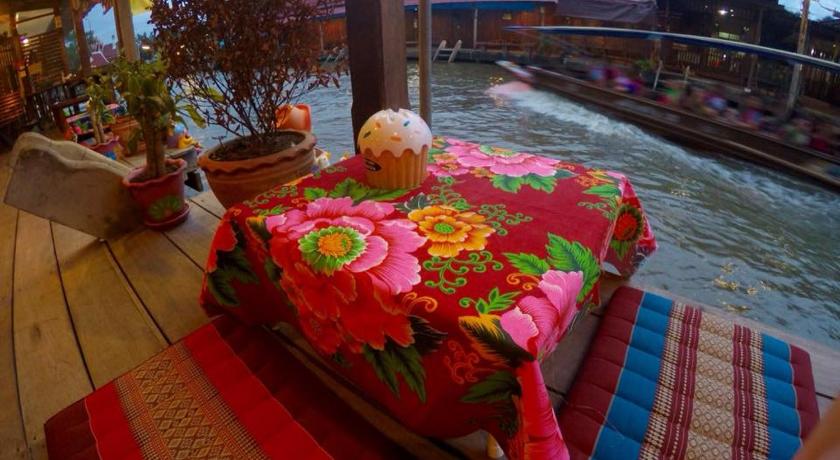 a cake sitting on top of a wooden table, Baanklong Amphawa Homestay in Amphawa (Samut Songkhram)