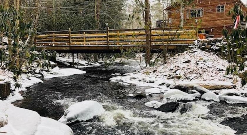 Canadensis Idyllic Log Cabin Rental with a Porch in the Poconos of Pennsylvania 3-Star Accommodation pool