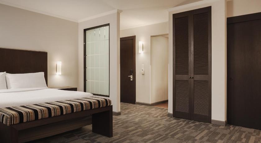 Imagen de Deluxe Suite, 1 King to 1 King Suite, Corner room 8