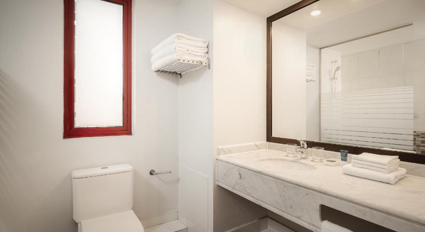 Imagen de Deluxe Suite, 1 King to 1 King Suite, Corner room 11
