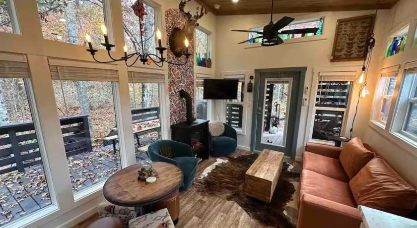 メントン (AL) Blueberry Farm Cottage, Hot Tub, Creek, Game Room 4つ星 宿泊施設 客室