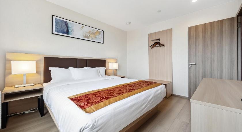 Bilde av 1 King Bed, Mobility Accessible Room, Bathtub w/ Grab Bars 1