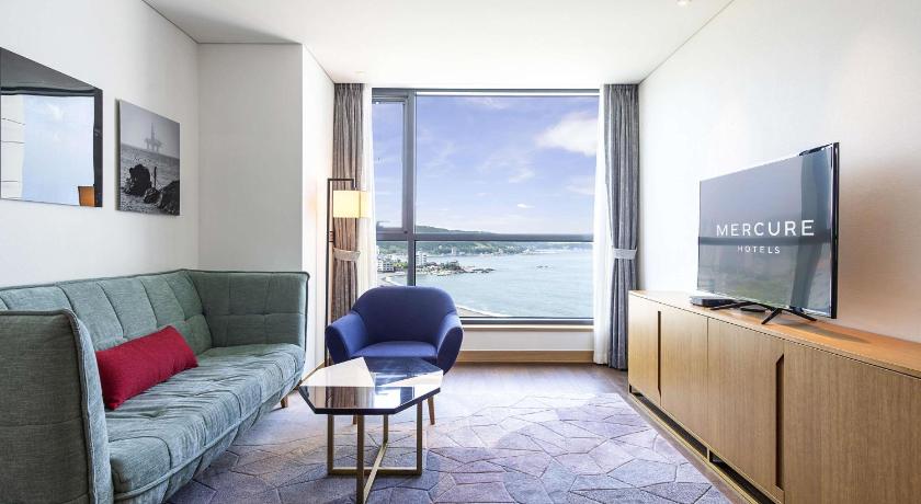 Image of Superior Suite - Partial Ocean View 3