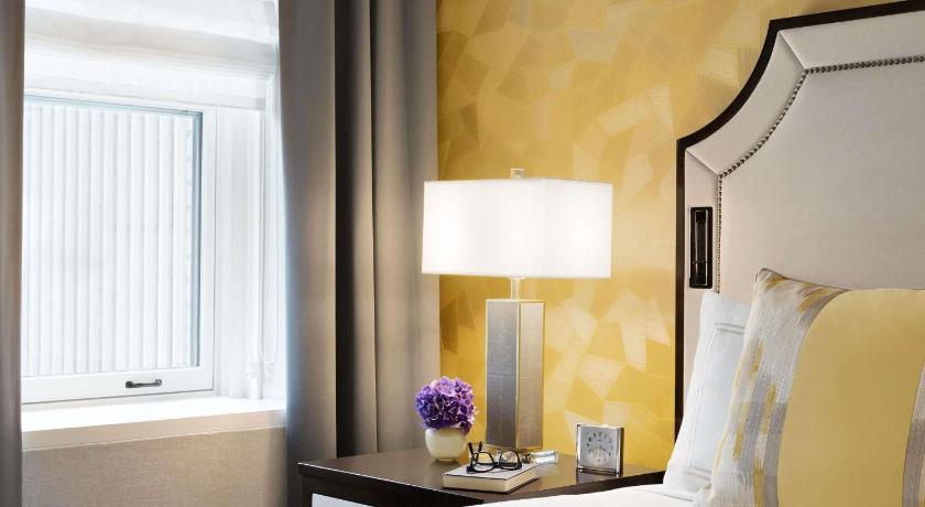 Image of Deluxe King Room with Bay View 1
