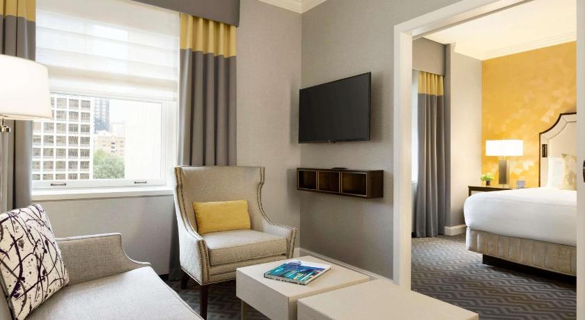 Image of ONE BEDROOM SUITE King Mobility Hearing Accessi ble Tub - 490sf, 45sm. Private living room 7