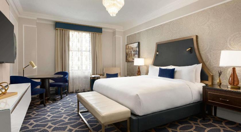 Image of Fairmont Gold Room with King Bed 3
