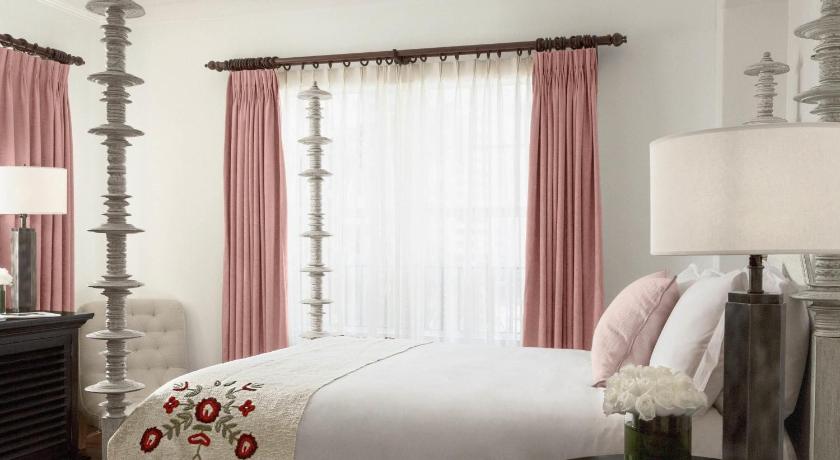 Image of Casa Room 1 Queen, 259Sf, 24Sm, District View 4