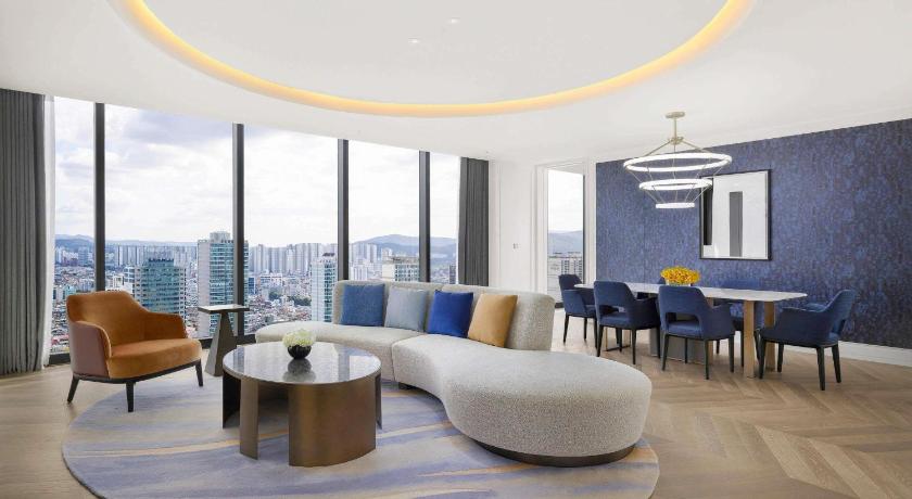 Image of Opera Suite with Club Millésime Access, 1 King Size Bed, Lake View 3
