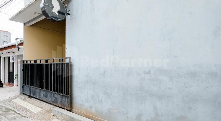 Mas Klimis Guesthouse Pakuwon Mall Mitra RedDoorz - image 5