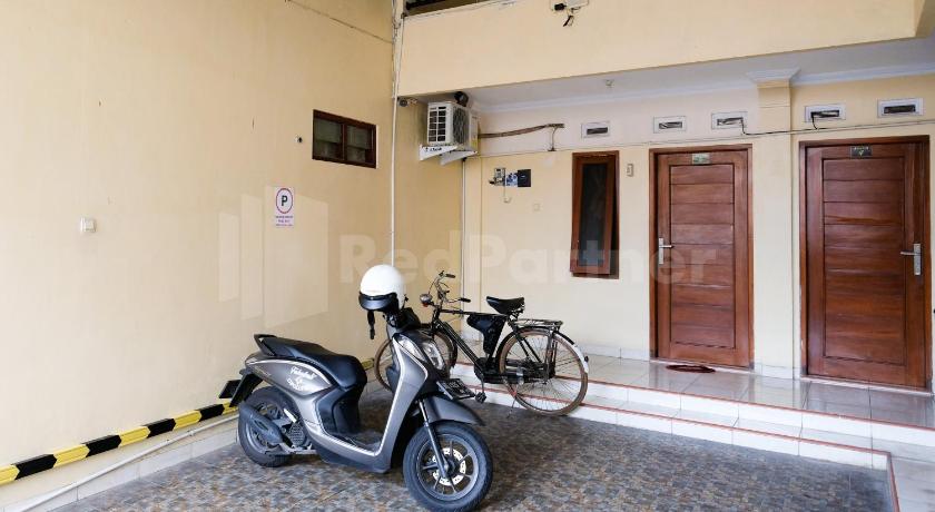 Mas Klimis Guesthouse Pakuwon Mall Mitra RedDoorz - image 4