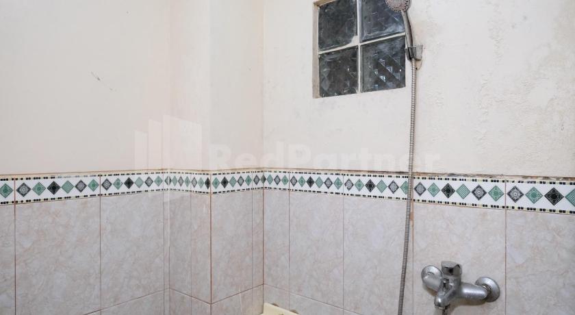 Mas Klimis Guesthouse Pakuwon Mall Mitra RedDoorz - image 9