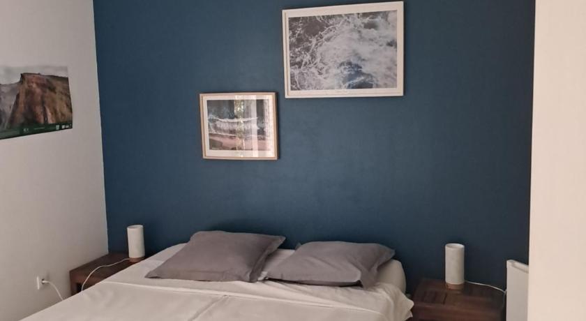 Chambre avec salle de bain, WC et terrasse
